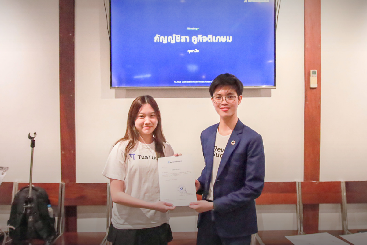 Kanchisa Kookittikasem receives the internship certificate from CEO Phonlawat Sirajindapirom