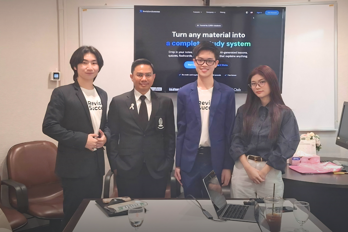 From left to right: Phuwadit Sutthaporn, Co-Founder & COO of RevisionSuccess; Prof. Dr. Kanaphon Chanhom, Vice President of Chulalongkorn University; Phonlawat Sirajindapirom, Co-Founder & CEO of RevisionSuccess; and Priyavaran Nantaya, Executive Director of TuaTueng