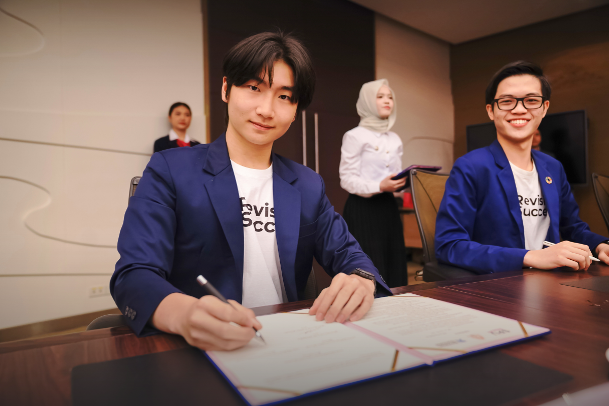 Phuwadit Sutthaporn, Co-Founder & COO of RevisionSuccess, signing the MOU