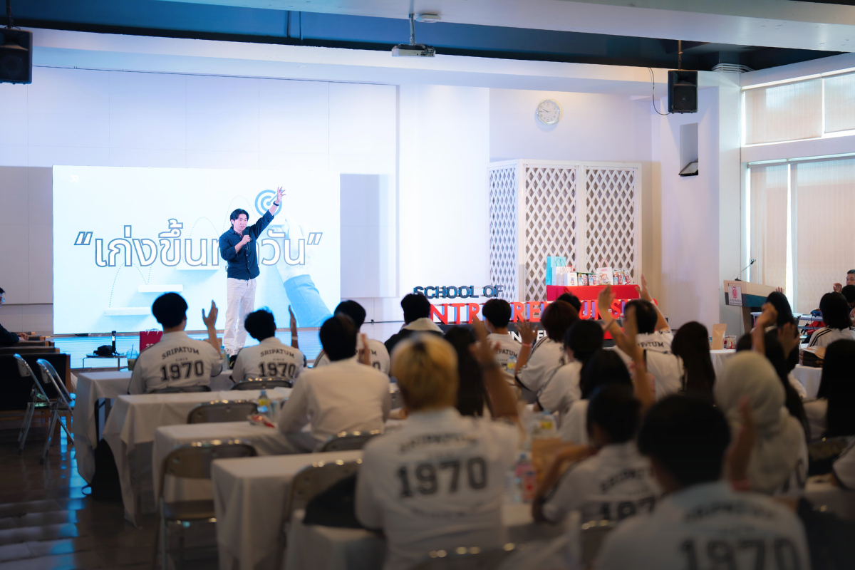 Phuwadit Sutthaporn on stage with the message behind his talk: เก่งขึ้นทุกวัน, get better every day