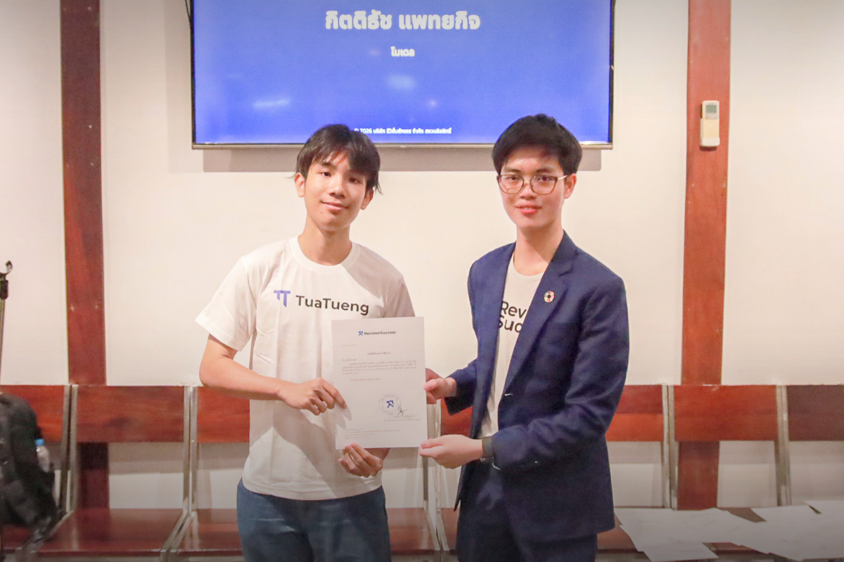 Kittithad Phatayakit receives the internship certificate from CEO Phonlawat Sirajindapirom