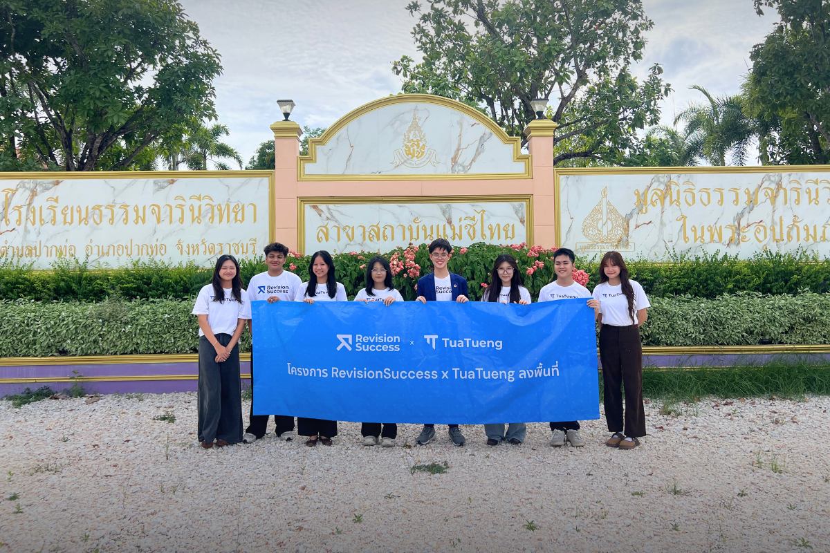 The RevisionSuccess and TuaTueng team outside Dhammajarinee Witthaya School