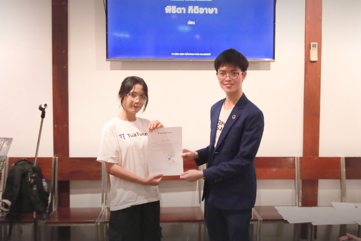 Phithita Kitiarsa receives the internship certificate from CEO Phonlawat Sirajindapirom