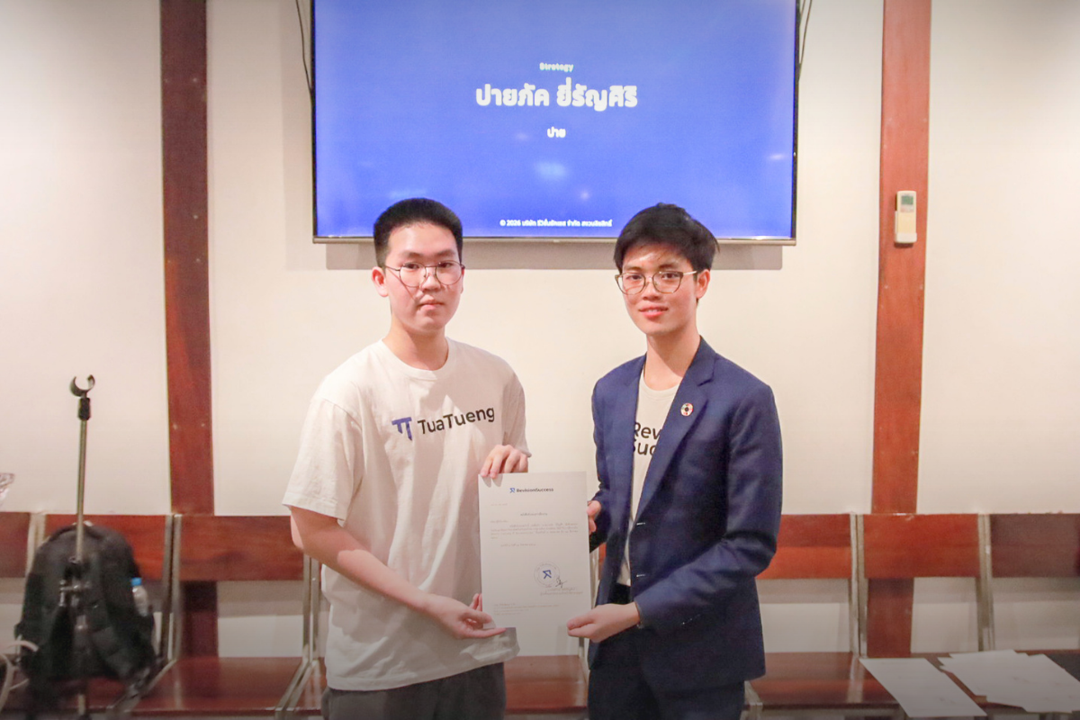 Payapak Yeerunsiri receives the internship certificate from CEO Phonlawat Sirajindapirom