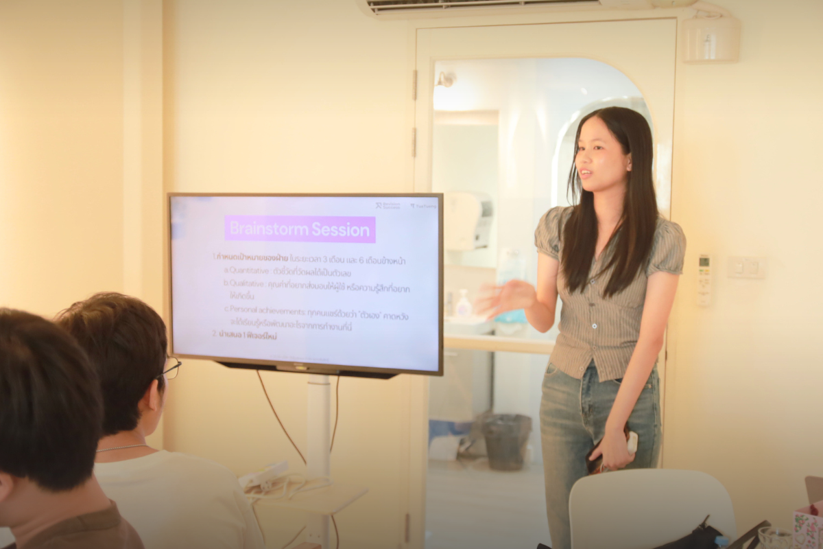 Sinee Kijrugkul leading the TuaTueng internship orientation