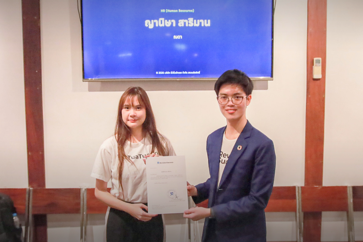 Yanisa Sarriman receives the internship certificate from CEO Phonlawat Sirajindapirom