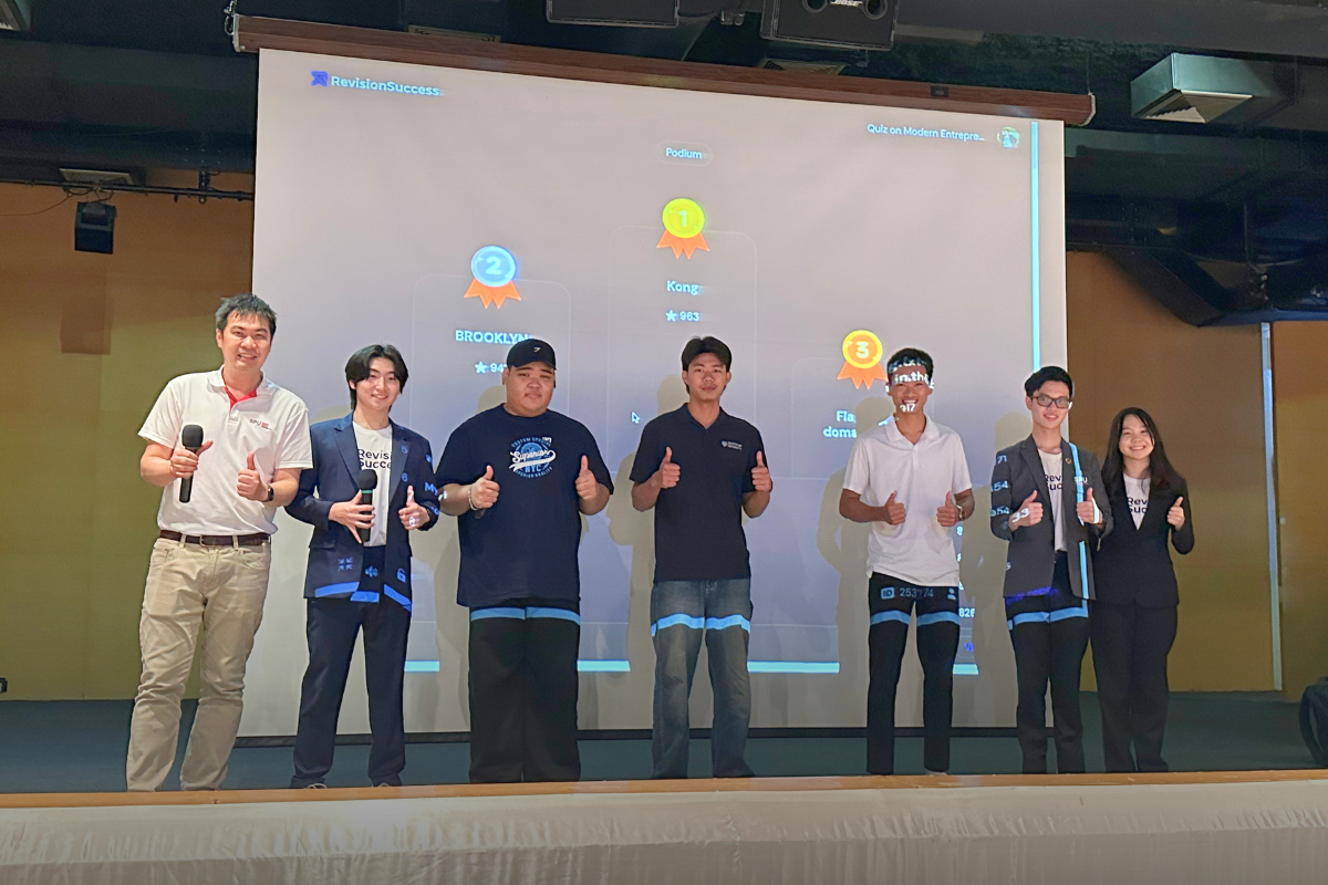 Winners of the quiz on stage together with the RevisionSuccess team at the AI and Entrepreneurship workshop, Sripatum University