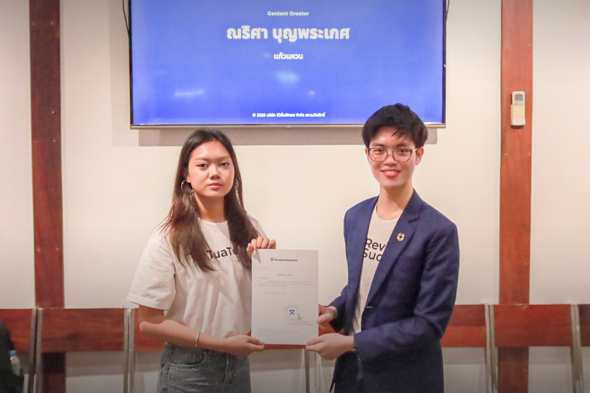 Narisa Boonpraket receives the internship certificate from CEO Phonlawat Sirajindapirom