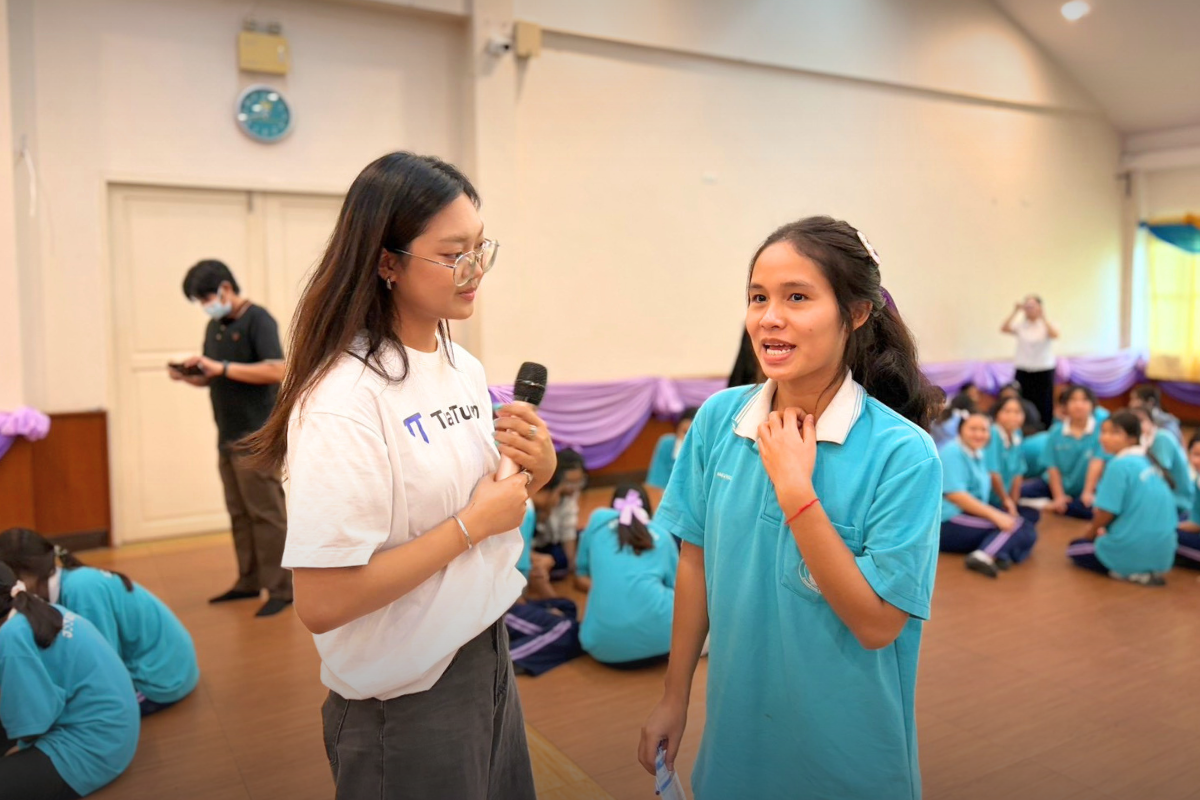 A student during the career guidance activity, led by Narisa Boonpraket of the TuaTueng team
