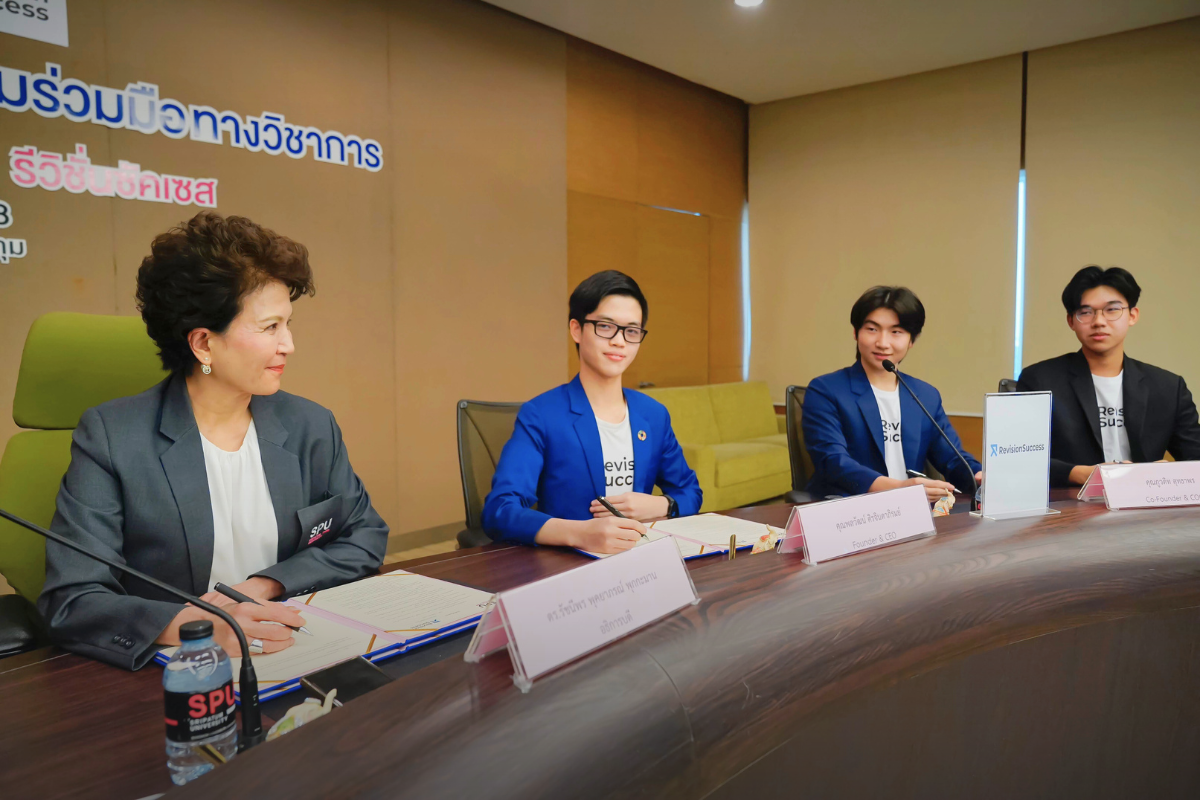 Phonlawat Sirajindapirom, Co-Founder & CEO of RevisionSuccess, signing the MOU with Sripatum University