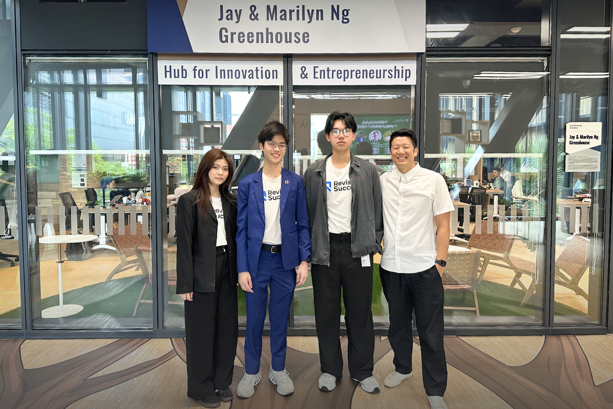 From left to right: Priyavaran Nantaya, Phonlawat Sirajindapirom, Chotiwith Chotiheerunyasakaya and James Lee in front of the Jay & Marilyn Ng Greenhouse at Singapore Management University