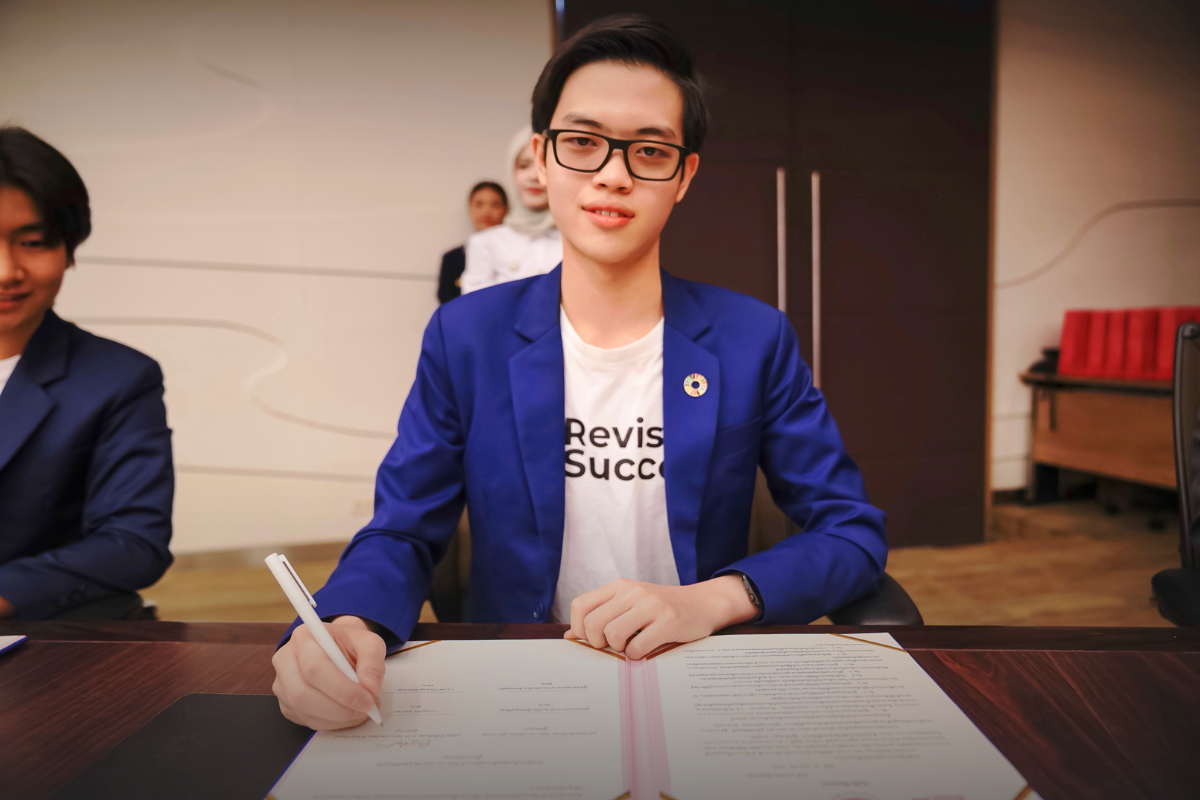 Phonlawat Sirajindapirom, Co-Founder & CEO of RevisionSuccess, signing the MOU