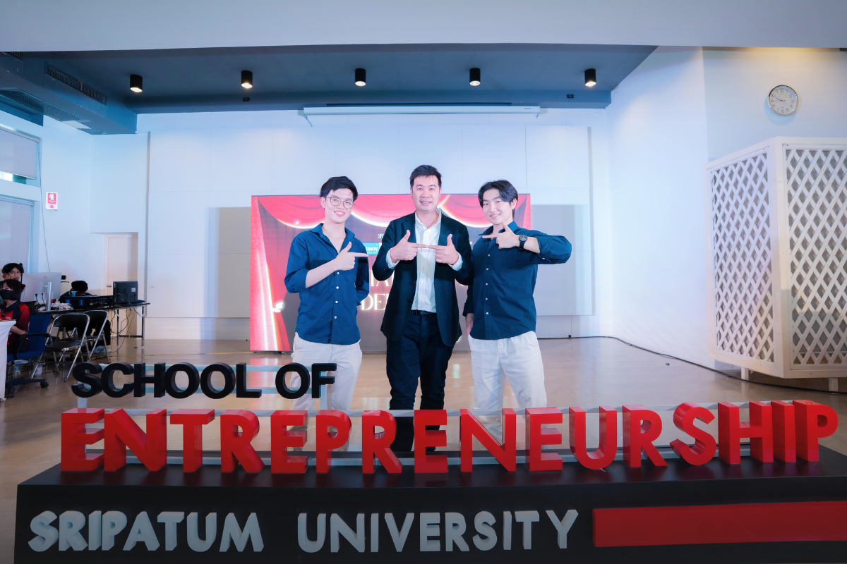From left to right: Phonlawat Sirajindapirom, Co-Founder & CEO of RevisionSuccess; Dr. Kriangkrai Satjaharuthai, Dean of the School of Entrepreneurship, Sripatum University; and Phuwadit Sutthaporn, Co-Founder & COO of RevisionSuccess