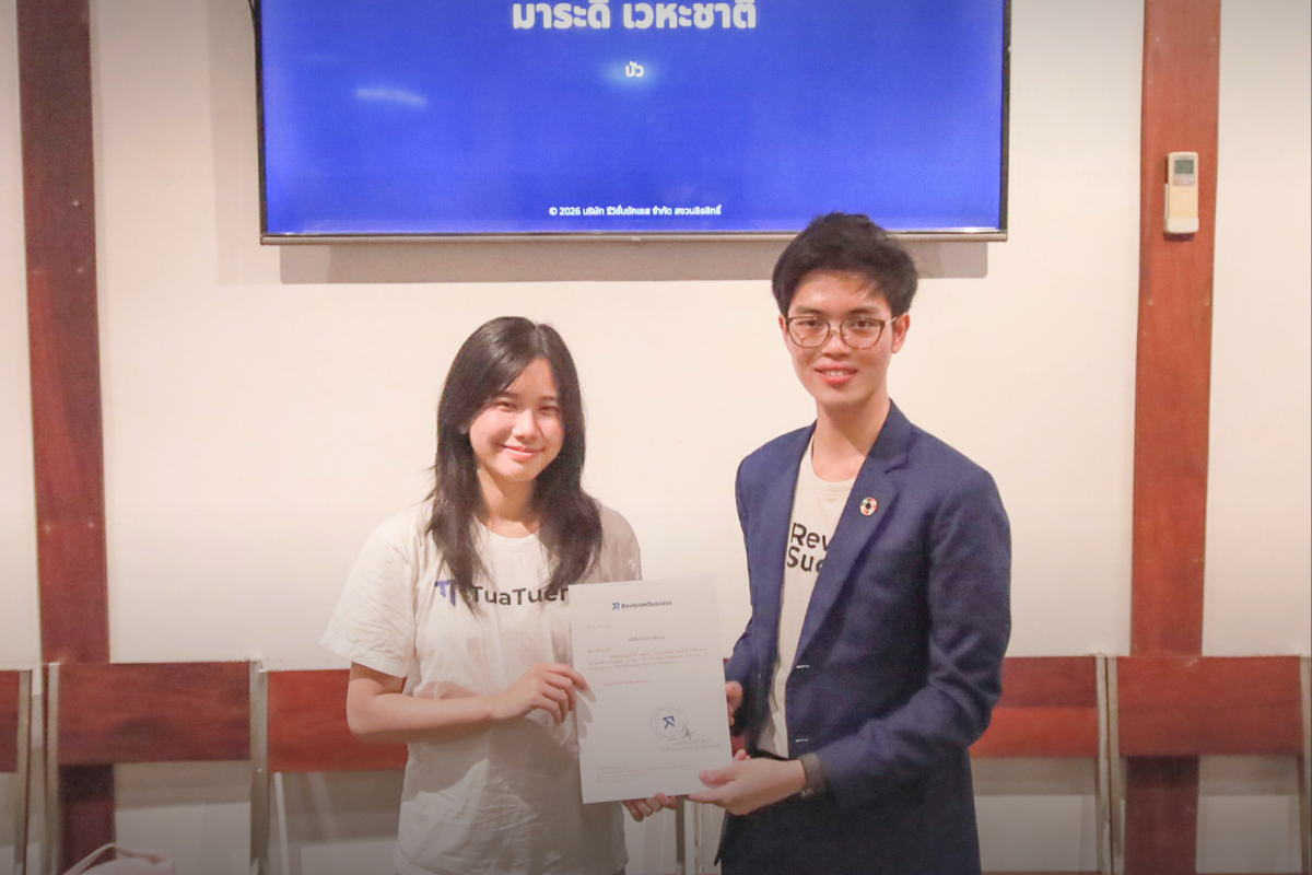 Maradee Vehachart receives the internship certificate from CEO Phonlawat Sirajindapirom