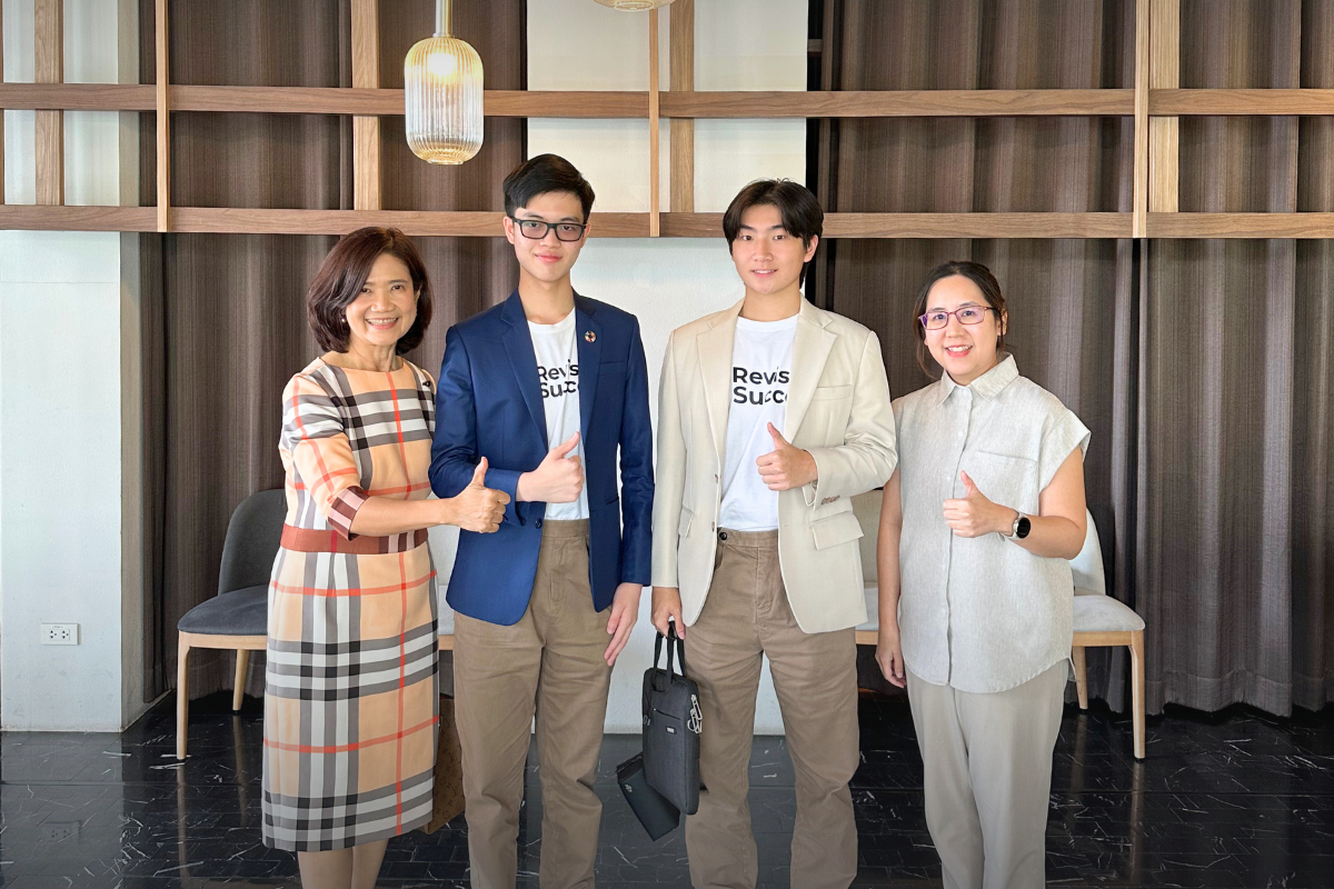 From left to right: Prof. Dr. Suchada Sukrong, Executive Director of the Chulalongkorn School of Integrated Innovation (CSII); Phonlawat Sirajindapirom, Co-Founder & CEO of RevisionSuccess; Phuwadit Sutthaporn, Co-Founder & COO of RevisionSuccess; and Dr. Warinya Chemnasiri, CSII faculty member