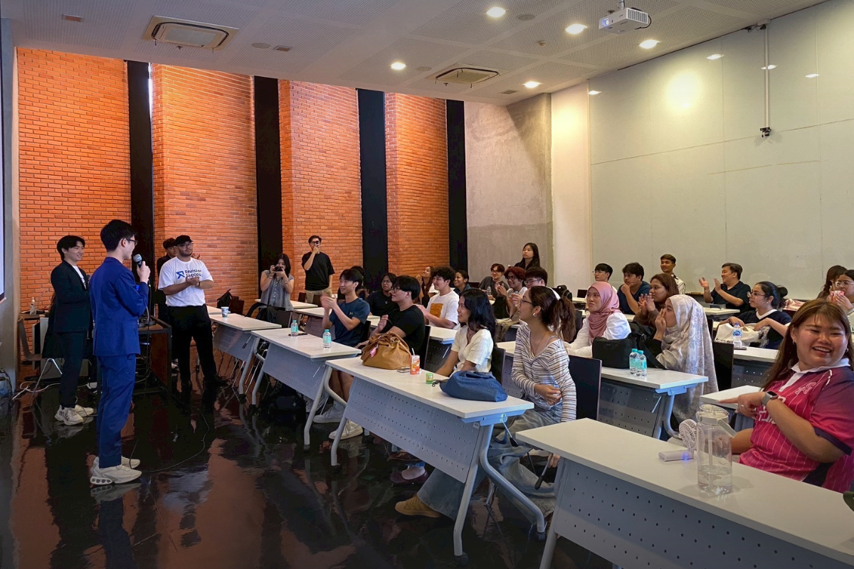 Phonlawat Sirajindapirom, Co-Founder & CEO of RevisionSuccess, presenting to Republic Polytechnic Singapore students during the Business Masterclass