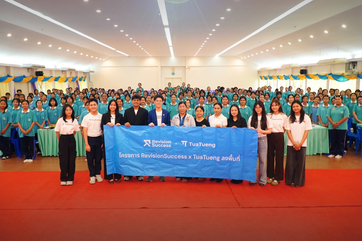 The RevisionSuccess and TuaTueng team with the students of Dhammajarinee Witthaya School