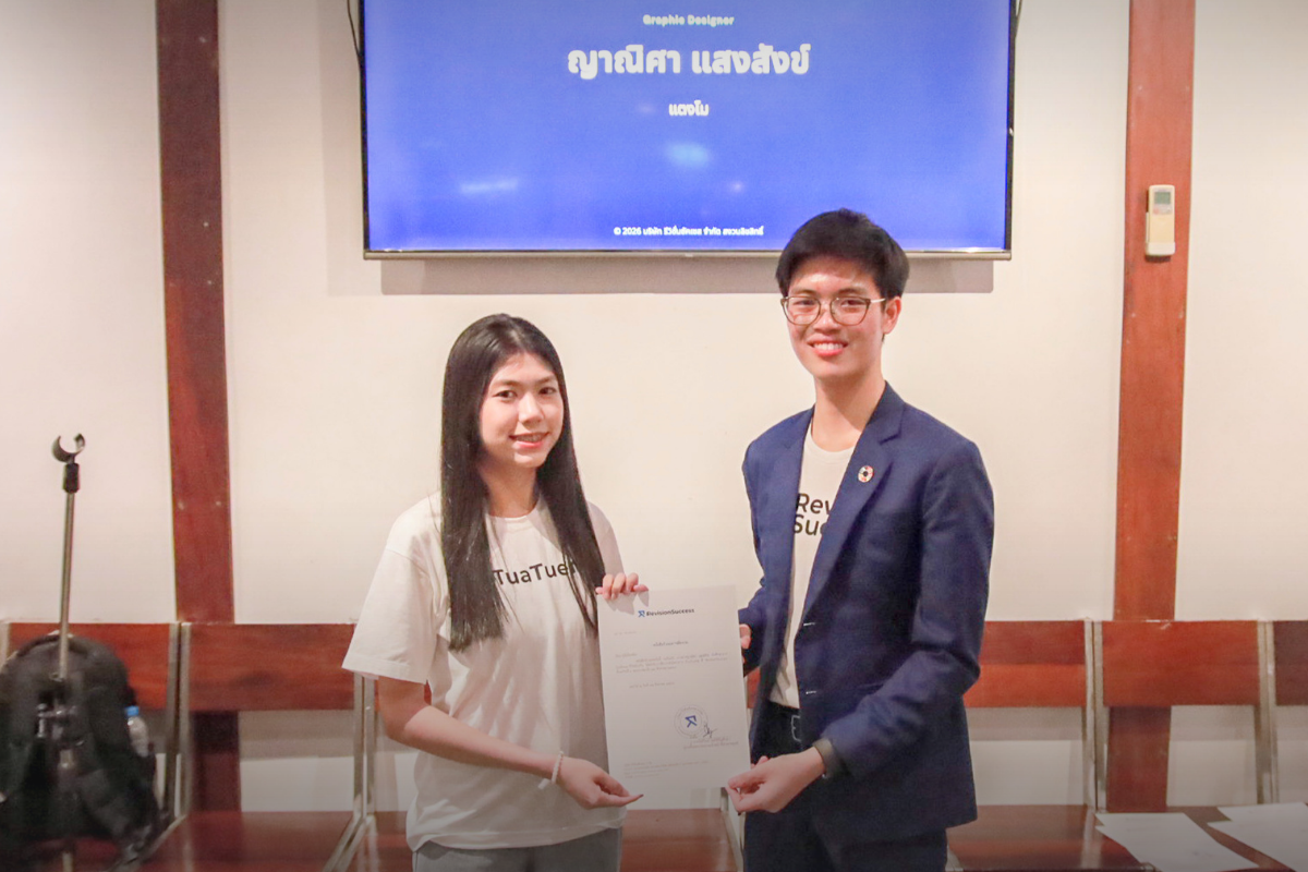 Yanisa Saengsang receives the internship certificate from CEO Phonlawat Sirajindapirom