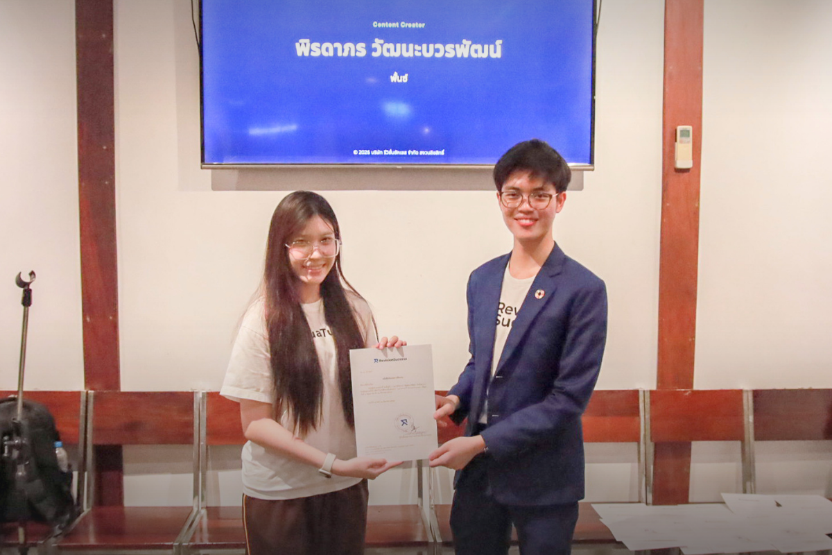 Piradapron Wattanabonpat receives the internship certificate from CEO Phonlawat Sirajindapirom