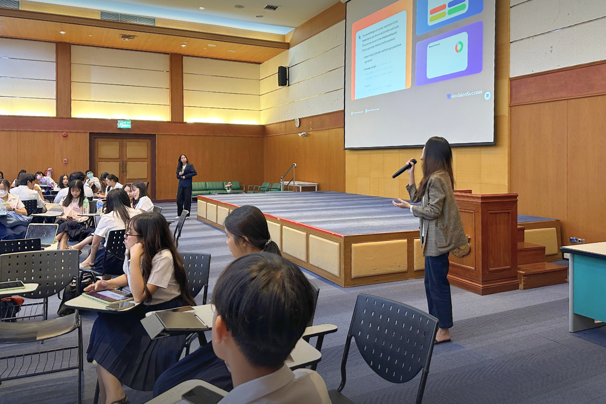 Jenitta Lertworayarn and Suthra Kijrugkul conducting the AIvolution in Education workshop at the Faculty of Pharmaceutical Sciences, Chulalongkorn University