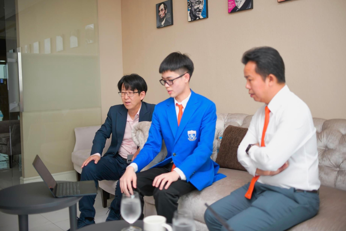 Phonlawat Sirajindapirom in discussion with KMITL executives