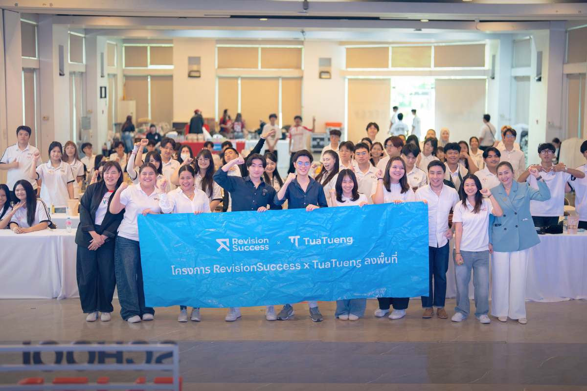 The RevisionSuccess and TuaTueng team with students and faculty of the School of Entrepreneurship, Sripatum University