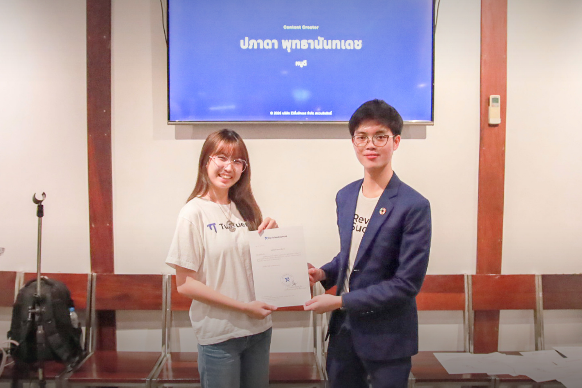 Paphada Puttanuntadech receives the internship certificate from CEO Phonlawat Sirajindapirom