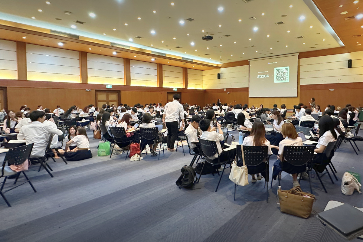 Over 100 students playing a quiz during the AIvolution in Education workshop