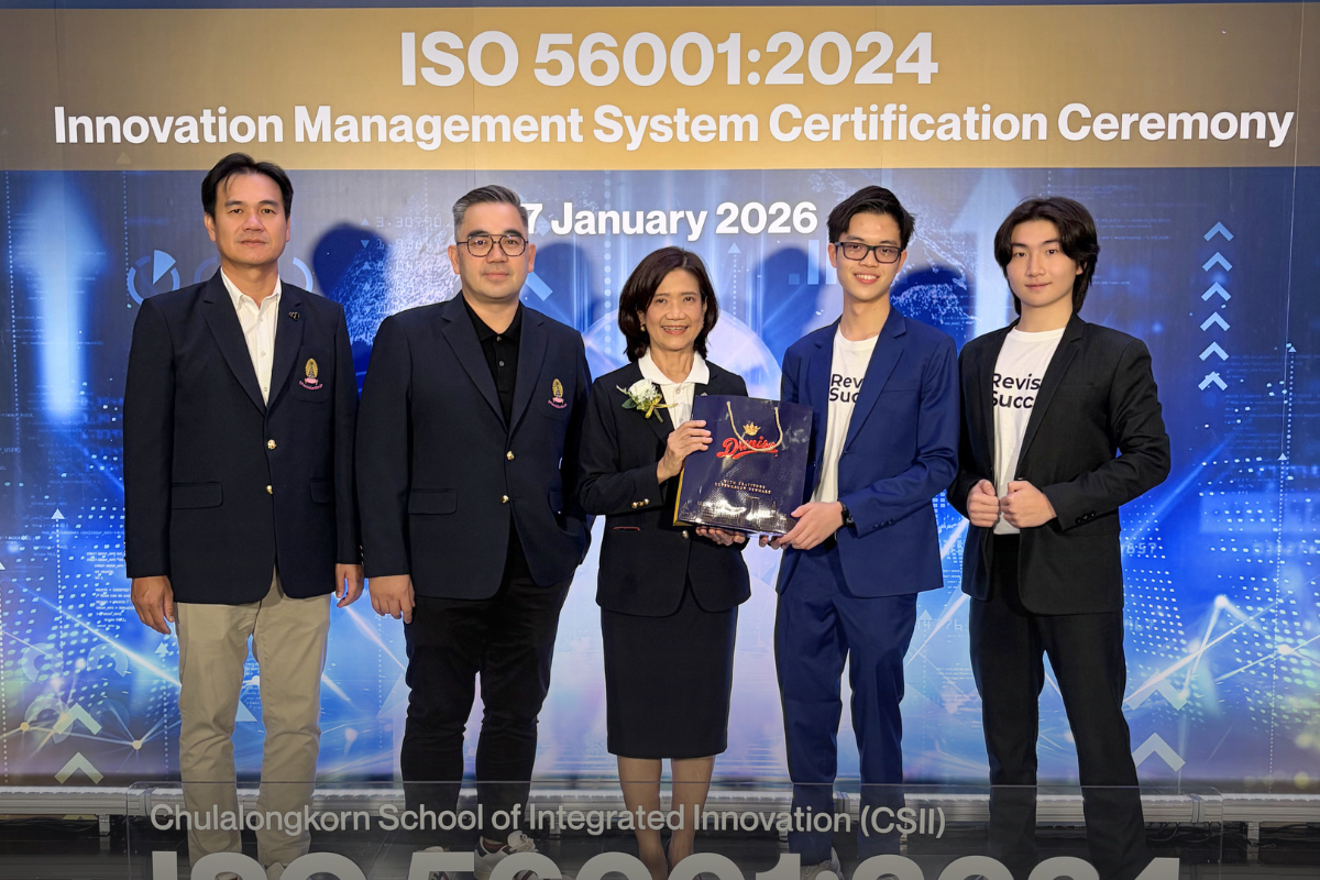 From left to right: Prof. Agachai Sumalee, Dr. Ronnakorn Vaiyavuth, and Executive Director Prof. Dr. Suchada Sukrong of the Chulalongkorn School of Integrated Innovation (CSII); Phonlawat Sirajindapirom, Co-Founder & CEO of RevisionSuccess; and Phuwadit Sutthaporn, Co-Founder & COO of RevisionSuccess
