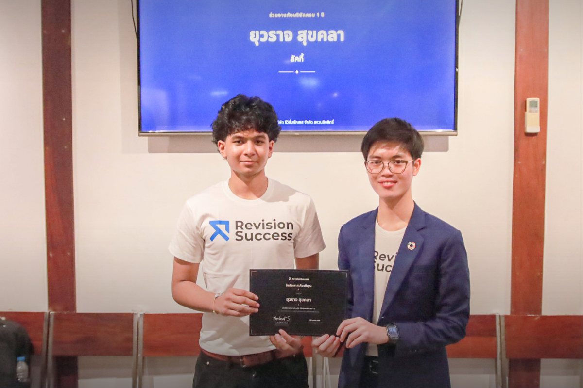 Yuvraj Shukla receives the one-year service award from CEO Phonlawat Sirajindapirom