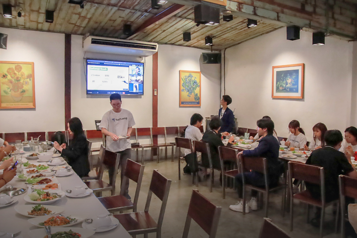 The closing dinner, with the growth numbers still up on screen