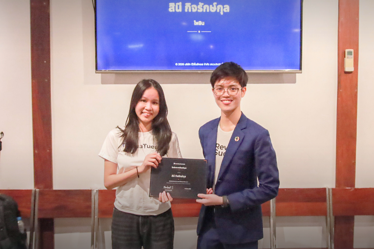 Sinee Kijrugkul receives the one-year service award from CEO Phonlawat Sirajindapirom