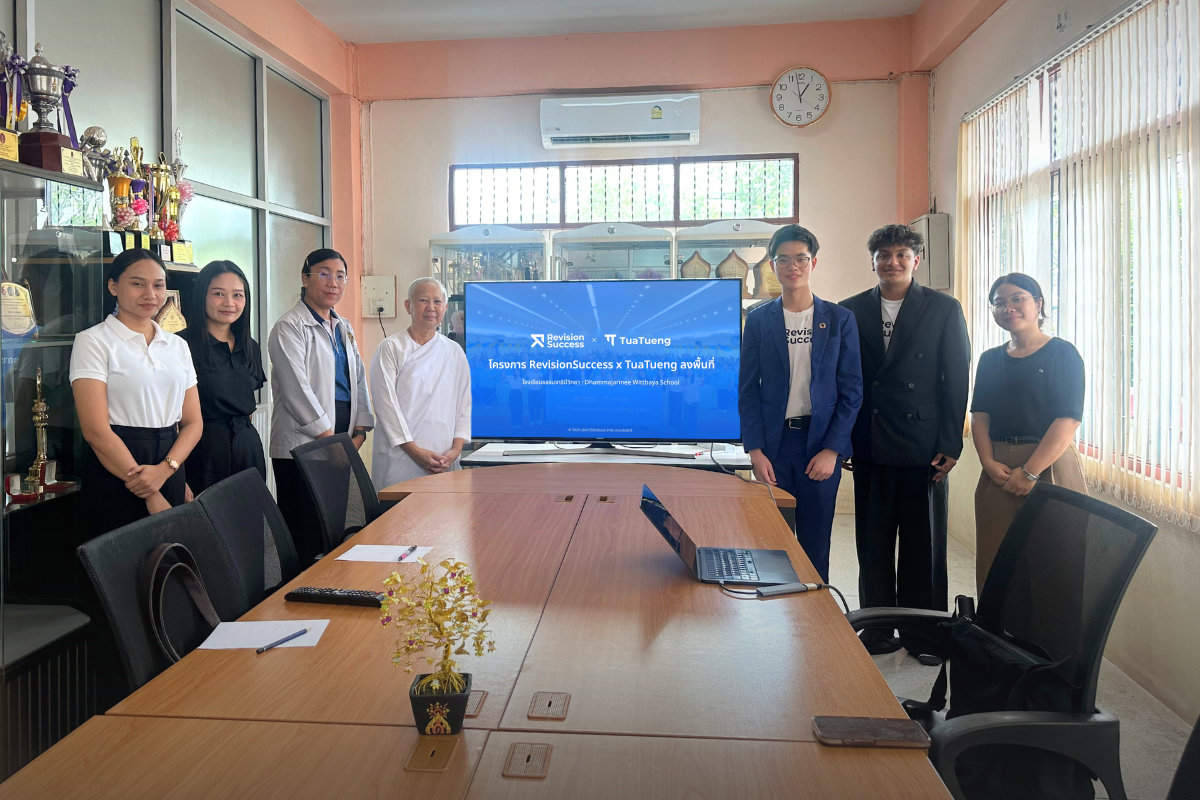 Phonlawat Sirajindapirom, Co-Founder & CEO of RevisionSuccess, and Prewitt Shah, RevisionSuccess for Schools Lead, meeting Dr. Aunampai Passakchai (Ajarn Yai), founder and director of Dhammajarinee Witthaya School, and the school's leadership team